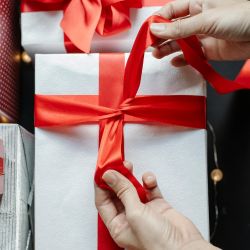 Handss tie a bow: Writing Christmas TV-Movies